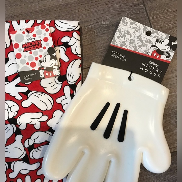 NWT Disney Mickey Mouse 2Pack Kitchen Towels & Silicone Oven Mitt - Picture 3 of 3
